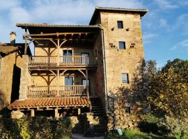 Grande maison de caractère en pierres -superbe vue, casa de temporada em Saint-Cirgues