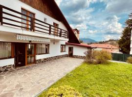Cheerful 4-bedroom & kids friendly home, hytte i Predeal