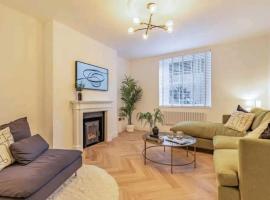 St Marg’s Hideaway; Grade II listed luxury apartment in the heart of Cheltenham - gateway to the Cotswolds! Sleeps 4 - outdoor seating and free private parking!: Cheltenham şehrinde bir lüks otel