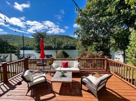 Lakeview Home 3 Private Beaches w/ Kayaks, on Squantz Pond, hotel a New Fairfield