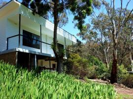 Peaceful bush retreat in newly renovated lodge in St Andrews, cabin in Saint Andrews