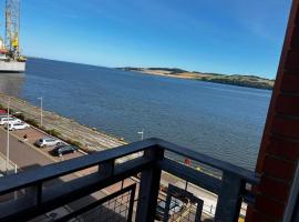River View Apartment - Central Dundee - Free Private Parking - Sky & TNT Sports - Lift Access - Superfast WIFI - Quiet Neighbourhood - 2 Bathrooms - Amazing Views - Balcony & Courtyard - Long Stays Welcome, olcsó hotel Dundee-ben
