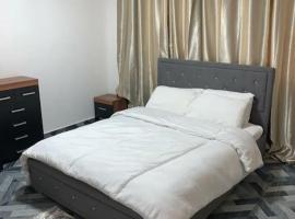 Lovely 1-bedroom rental unit for short stays., hotel sa Tema
