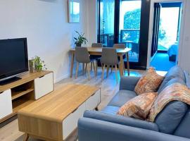 Central Canberra City apartment with study and full amenities including parking, hotel near Canberra Centre, Canberra