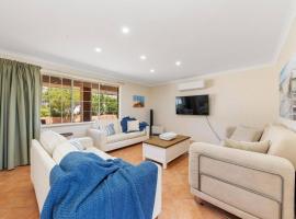 Light & bright Falcon Bay family holiday escape，位于曼哲拉的酒店