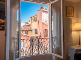 Spacious and bright flat close to the beach : heart of old Nice