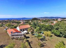 PRIVATE COUNTRY HOUSE 2000 MTRS LANZADA BEACH, country house di Pontevedra