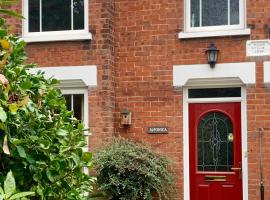 Smart & Comfortable 3-bedroom Victorian house โรงแรมในสตาแลม