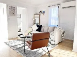 The Shoreline - Absolute Beachfront 2BR Batehaven