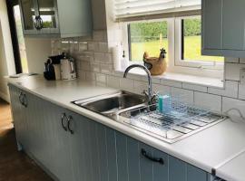 The Lodge - Dog Friendly Farm Cottage, khách sạn ở Norwich