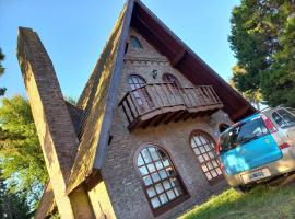 Casa Alpina espaciosa a 2 cuadras del centro de Villa Gesell y a 5 de la playa, casa de férias em Villa Gesell