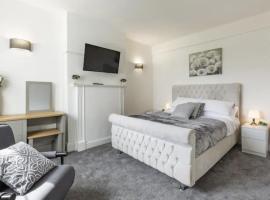 Luxury 3-Bed Apartment Near To London With Parking, hótel í Hornchurch