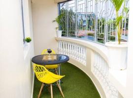 Royal Haven A3 Spacious 1Br Apartment 10min drive to beach hosts upto 4 guests WiFi - Netflix, 10min drive to beach, rantatalo kohteessa Mombasa