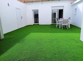 Casa cerca de la playa con patio y garaje privado