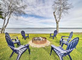 Houghton Lake Cottage with New Private Deck!、ホートン・レイクのバケーションレンタル