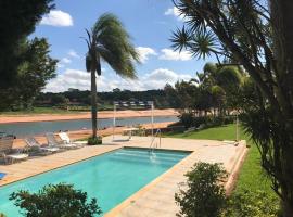 Casa de campo inteira de frente pra Represa Avaré, hotel v destinaci Avaré