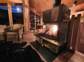 Cosy 4 bedroom chalet with hot tub (Chalet Velours), αγροικία σε Saint-Marcel