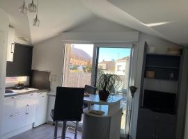 Chaleureux T2 30 m2 et sa terrasse bois 18 m2, hôtel à La Rochelle près de : La Sirène