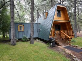Rustic Cabin 1 - Three Bedroom, hótel í Forest Lakes Estates