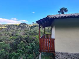 Casa Sol Brilhante - natureza e riacho na varanda: Gonçalves'te bir tatil evi