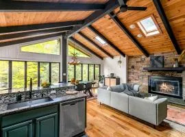 Woodpecker House - Mountain retreat with hot tub - 10 min to skiing in Hunter & Windham