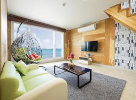 Beach White Pension, hotel a Geoje