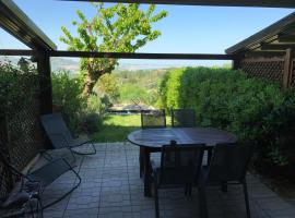 Il Ciliegio - House with Garden & Wonderful View, feriehus i Pietra la Croce