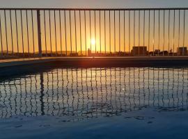 Penthouse, Sea Views and Private Roof Top Pool, hotel v destinaci Il-Pergla