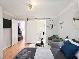 Flatlet 2.1km from Iconic Blaauwberg Beach, hotel i nærheden af The Piazza Shopping Centre, Cape Town