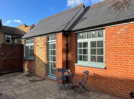 Forge Cottage - Pretty 1 Bedroom Cottage with Free Off Street Parking, hotell nära Clapham Junction, London