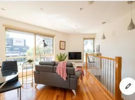 Design/bright/cosy townhouse between airport &city