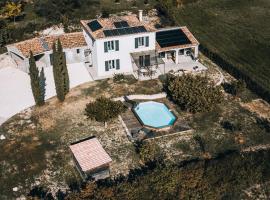 * Le nid des grands Ducs * Villa avec piscine *, holiday home in Issirac