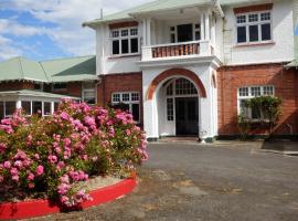 Thomas's Catlins Lodge and Camp Ground, hotel in Owaka