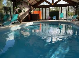 Maison avec piscine et sauna à Vire, vikendica u gradu Vire