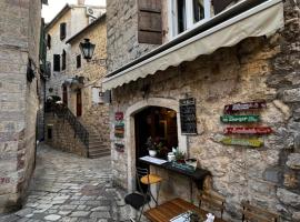 Guesthouse Athos, hotel in Kotor