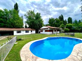 Hermosa, amplia y clasica casa en la mejor zona de chacras de coria, Mendoza, con piscina, jardin y quincho, hotel en Chacras de Coria