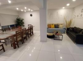 Casa con pileta mirador de cabildo, hotel con estacionamiento en La Punta