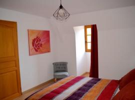 Suite Familiale 2 chambres double, hotel in Auriac-du-Périgord