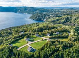 MontFJORD - Chalets, SPA et vue - ChantaFJORD #2, hotel in Sacré-Coeur-Saguenay