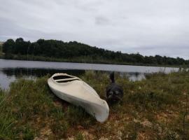 Cabaña junto al lago en granja agroecologica, apartamento em Chonchi