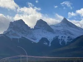 Amazing mountain views 1bd Apartment Canmore Banff