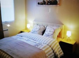 Bel appartement avec jardin à 50m des plages du debarquement, ξενοδοχείο σε Bernières-sur-Mer