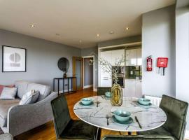 Private Room Available in Spacious High Rise Apartment with Park & City View, hotel near Kilmainham Gaol, Dublin