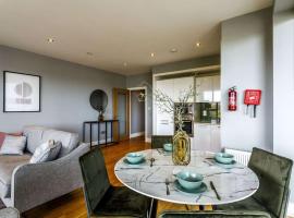 Private Room Available in Spacious High Rise Apartment with Park & City View, hotel v destinaci Dublin