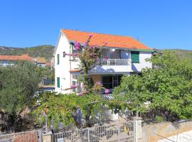 Apartments by the sea Vinisce, Trogir - 13648，位于玛里纳的酒店