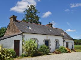 Awesome Home In Poullaouen With Kitchen, cabaña o casa de campo en Kergouach