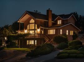 Epic View; A Luxury House on a Hill, casa o chalet en Kernville