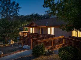 Lazy Squirrel - Cozy Family House with Full Game Room, hotel with parking in Kernville