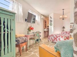 Quirky Santa Cruz Studio with Shared Hot Tub!, apartment in Santa Cruz