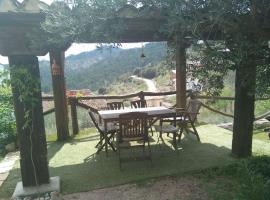 A 11 km de Riopar Casa Acogedora con sabor antaño, family hotel in Cañada del Provencio
